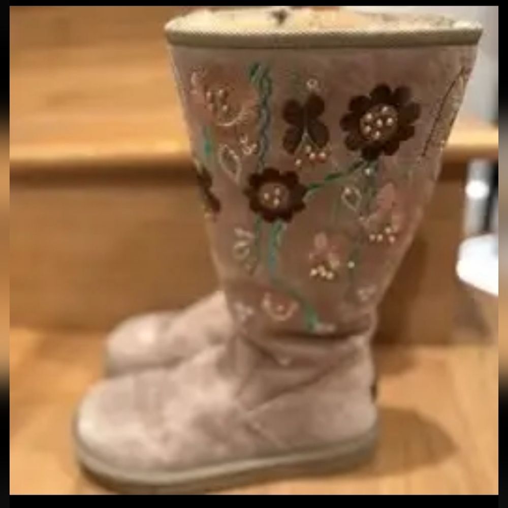 UGG Australia Embroidered Beaded Flower Floral Tan Boots 7 - Picture 2 of 3